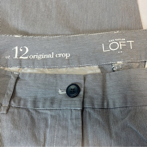 LOFT striped/cropped capri. Very small stripe so it’s very flattering. Size 12 - Picture 3 of 4